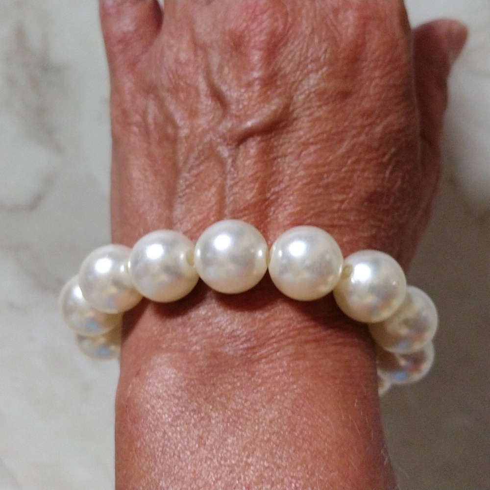 Large pearl beads bracelet.